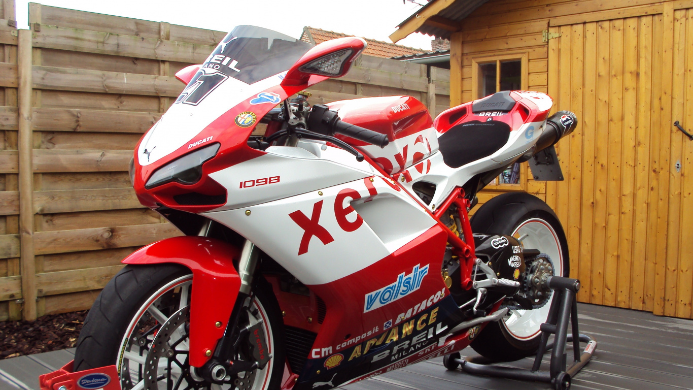 Red and White Honda Sports Bike. Wallpaper in 1366x768 Resolution