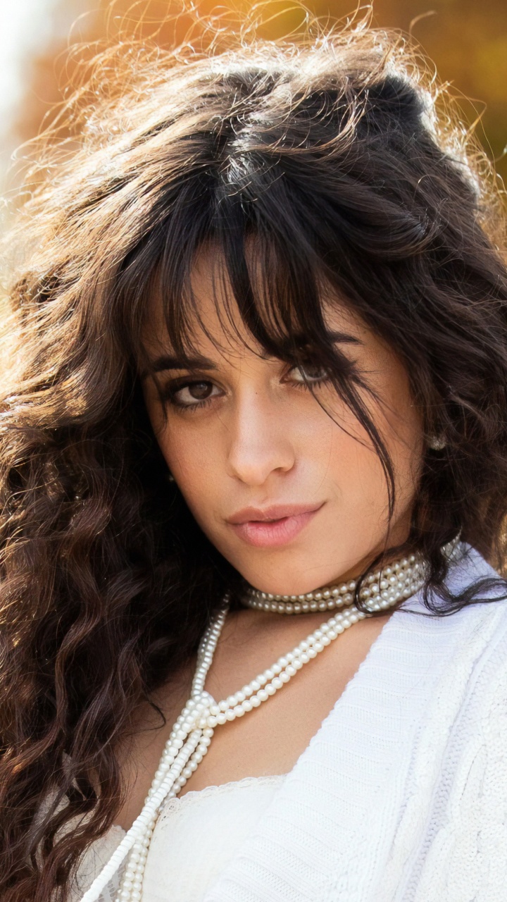 Femme en Chemise Blanche Aux Cheveux Bruns Bouclés. Wallpaper in 720x1280 Resolution