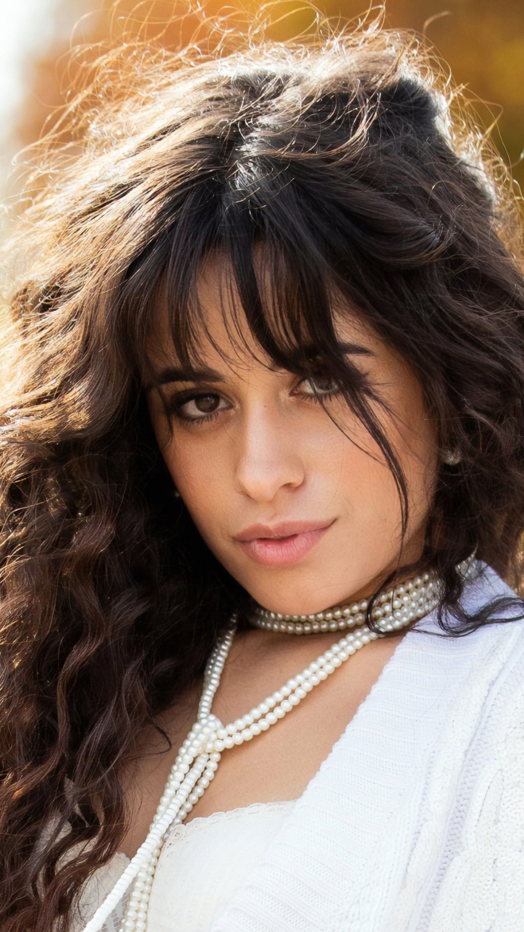 Frau im Weißen Hemd Mit Braunen Locken. Wallpaper in 1080x1920 Resolution