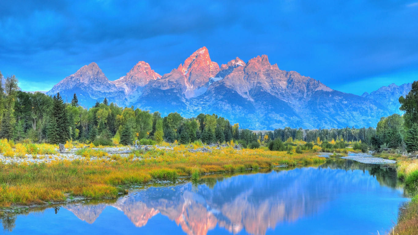 Grüne Bäume in Der Nähe Von See Und Berg Unter Blauem Himmel Tagsüber. Wallpaper in 1366x768 Resolution