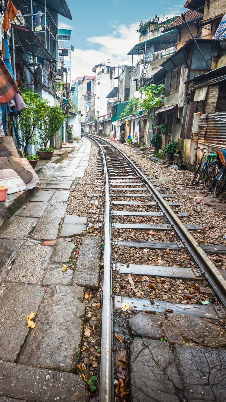 Vue Sur la Rue Vietnamienne, Hanoi, Train, Rue, Route. Wallpaper in 750x1334 Resolution