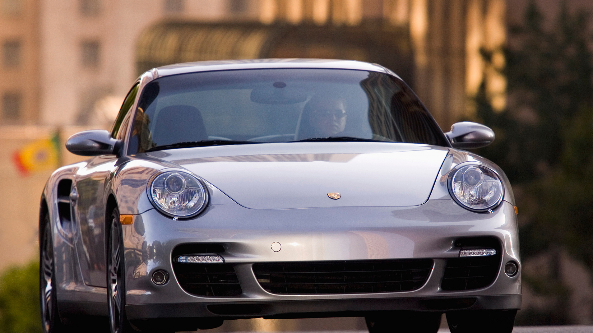 Silberner Porsche 911 Tagsüber Auf Der Straße Geparkt. Wallpaper in 1920x1080 Resolution