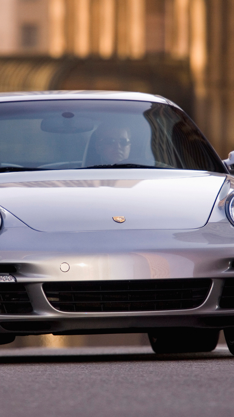 Silberner Porsche 911 Tagsüber Auf Der Straße Geparkt. Wallpaper in 750x1334 Resolution