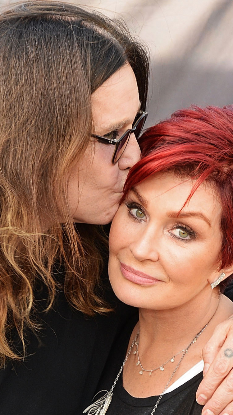Sharon Osbourne, Ozzy Osbourne, Spaß, Interaktion, Mädchen. Wallpaper in 750x1334 Resolution