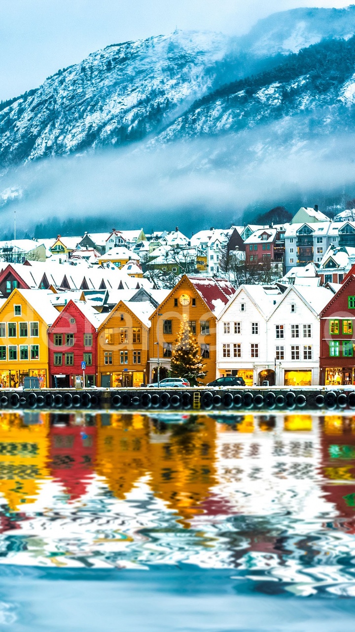 Häuser in Der Nähe Von Gewässern Und Bergen. Wallpaper in 720x1280 Resolution