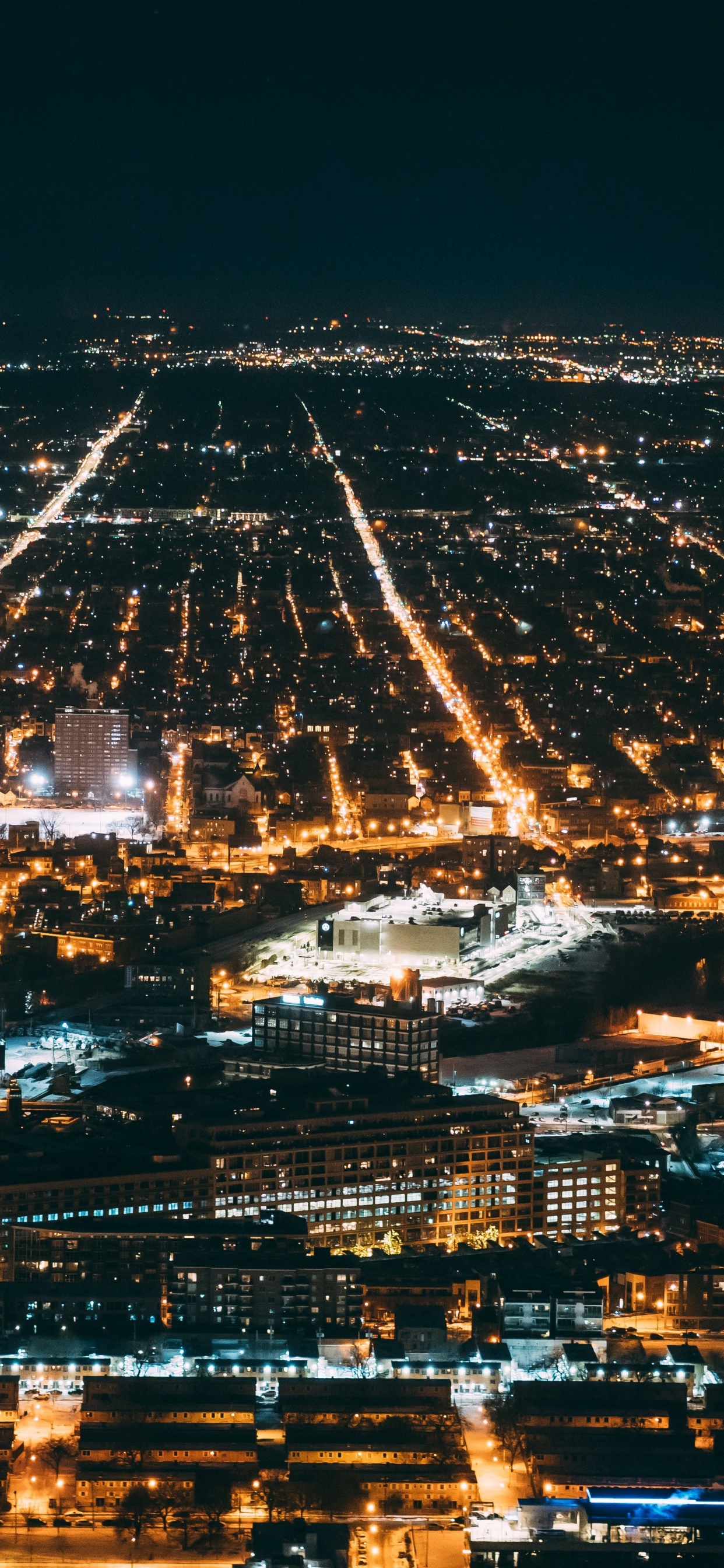Vista Aérea de la Ciudad Durante la Noche.. Wallpaper in 1242x2688 Resolution