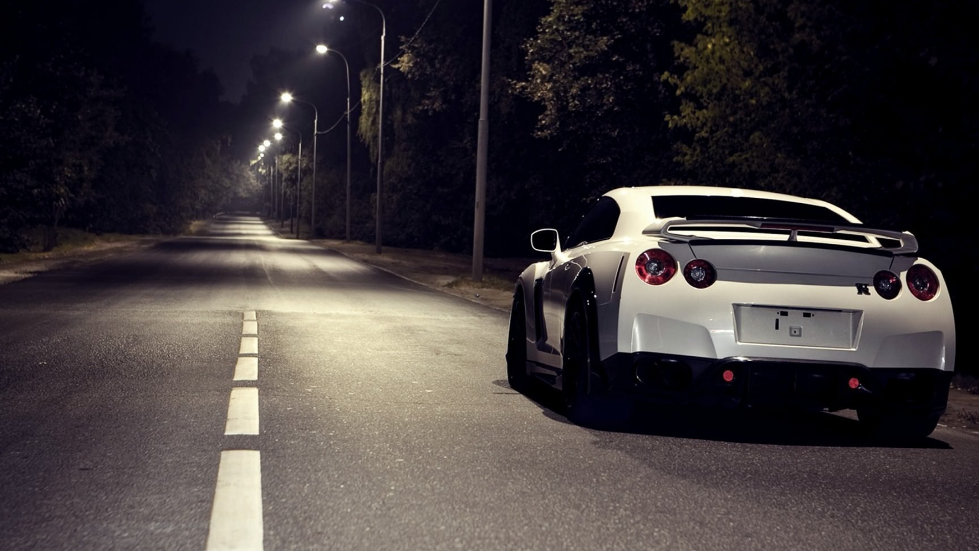 Porsche 911 Blanco y Negro en la Carretera Durante la Noche. Wallpaper in 1920x1080 Resolution