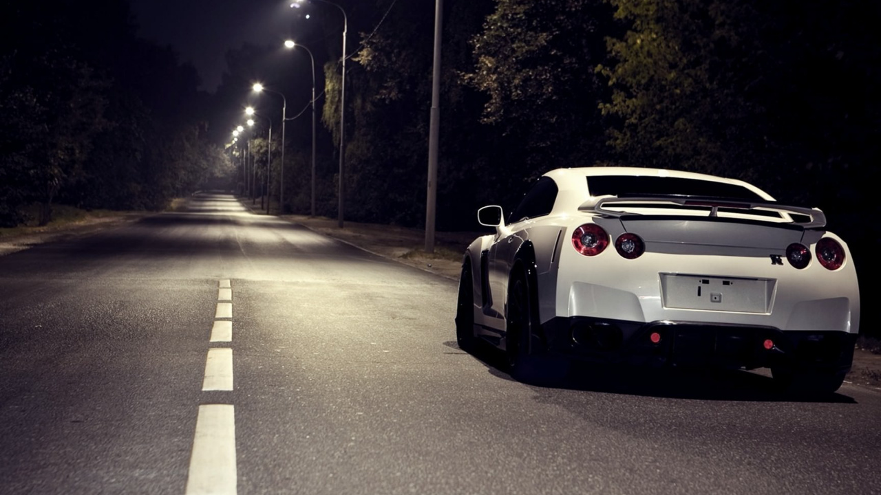Porsche 911 Blanche et Noire Sur Route Pendant la Nuit. Wallpaper in 1280x720 Resolution