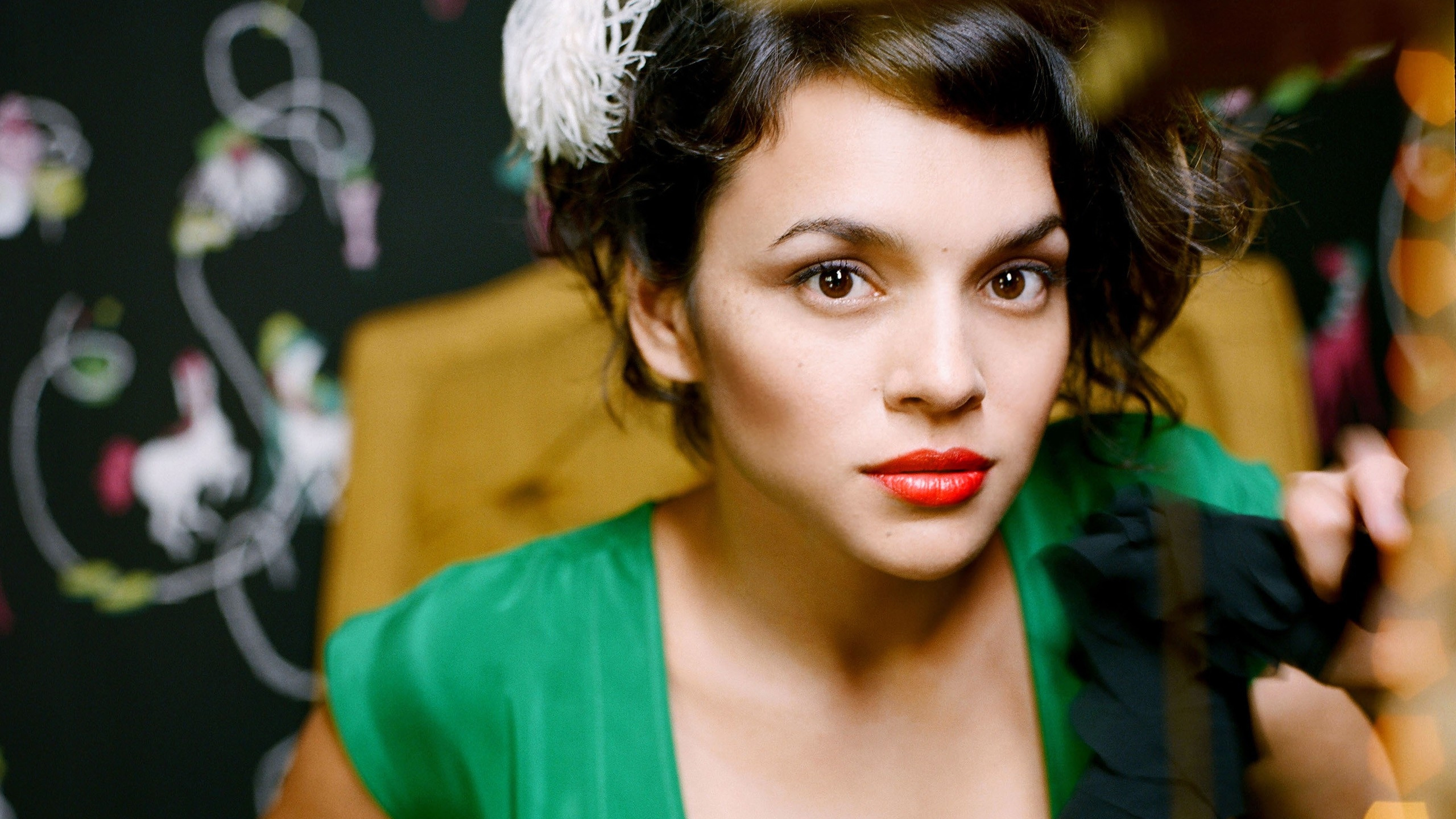 Norah Jones, Green, Beauty, Brown Hair, Black Hair. Wallpaper in 2560x1440 Resolution