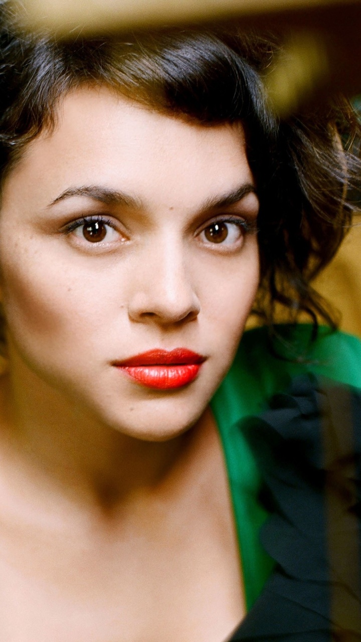 Norah Jones, Green, Beauty, Brown Hair, Black Hair. Wallpaper in 720x1280 Resolution