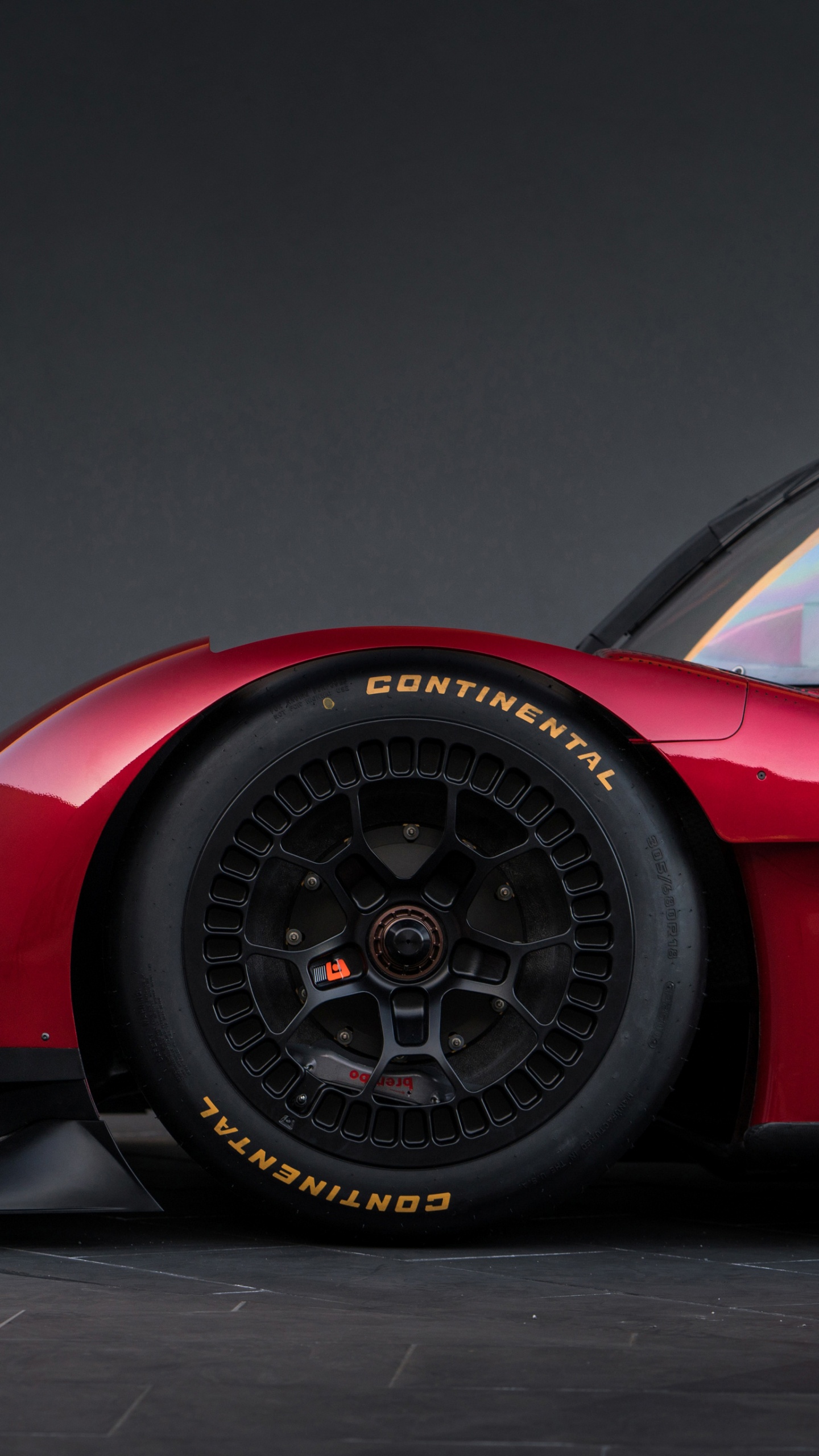 Roter Ferrari-Sportwagen Auf Schwarzem Hintergrund. Wallpaper in 1440x2560 Resolution