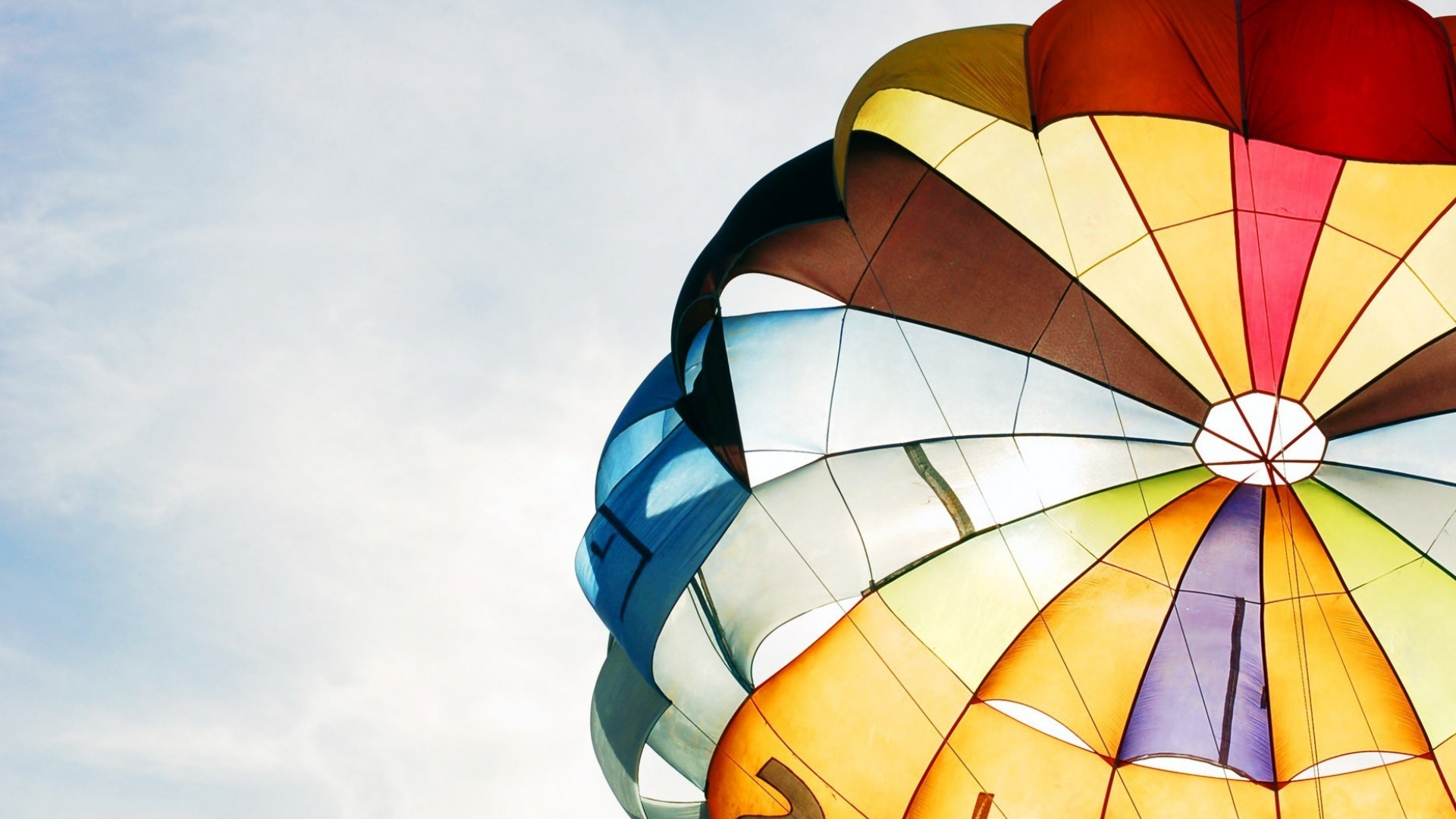 Gelber Blauer Und Roter Heißluftballon in Der Luft. Wallpaper in 1920x1080 Resolution