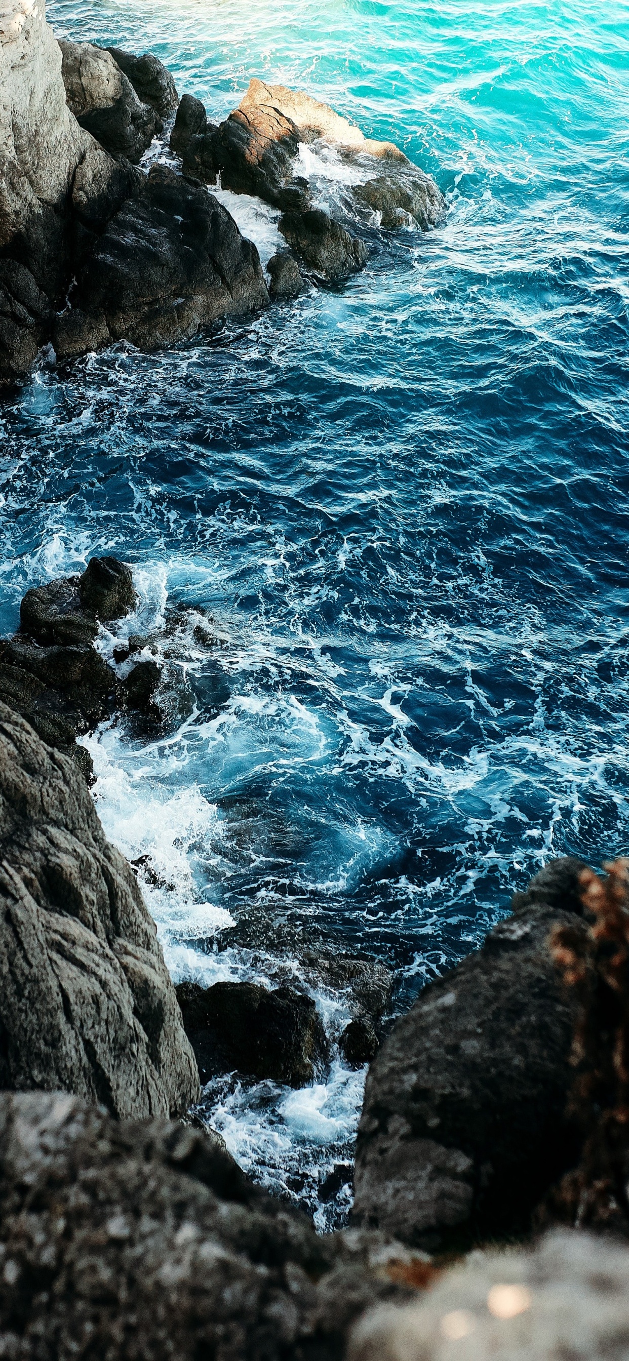Ästhetische Braune Grünblaue Felsen, Rock, Erde, Wasser, Meer. Wallpaper in 1242x2688 Resolution