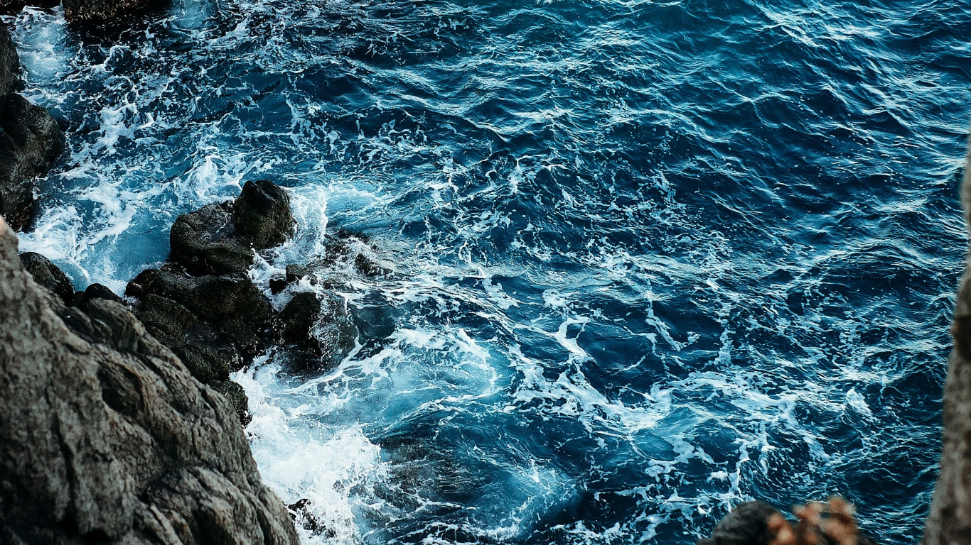 Rocas Marrones Verdes Azules Estéticas, Tierra, Agua, Mar, Costa. Wallpaper in 1366x768 Resolution