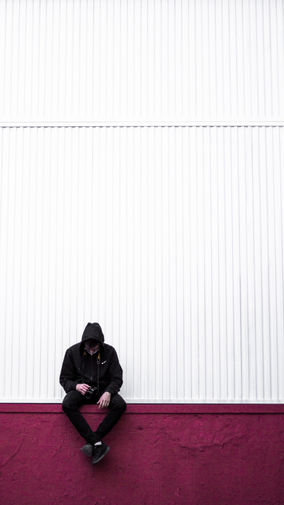 Homme en Veste Noire Assis Sur le Tapis Rouge. Wallpaper in 1080x1920 Resolution