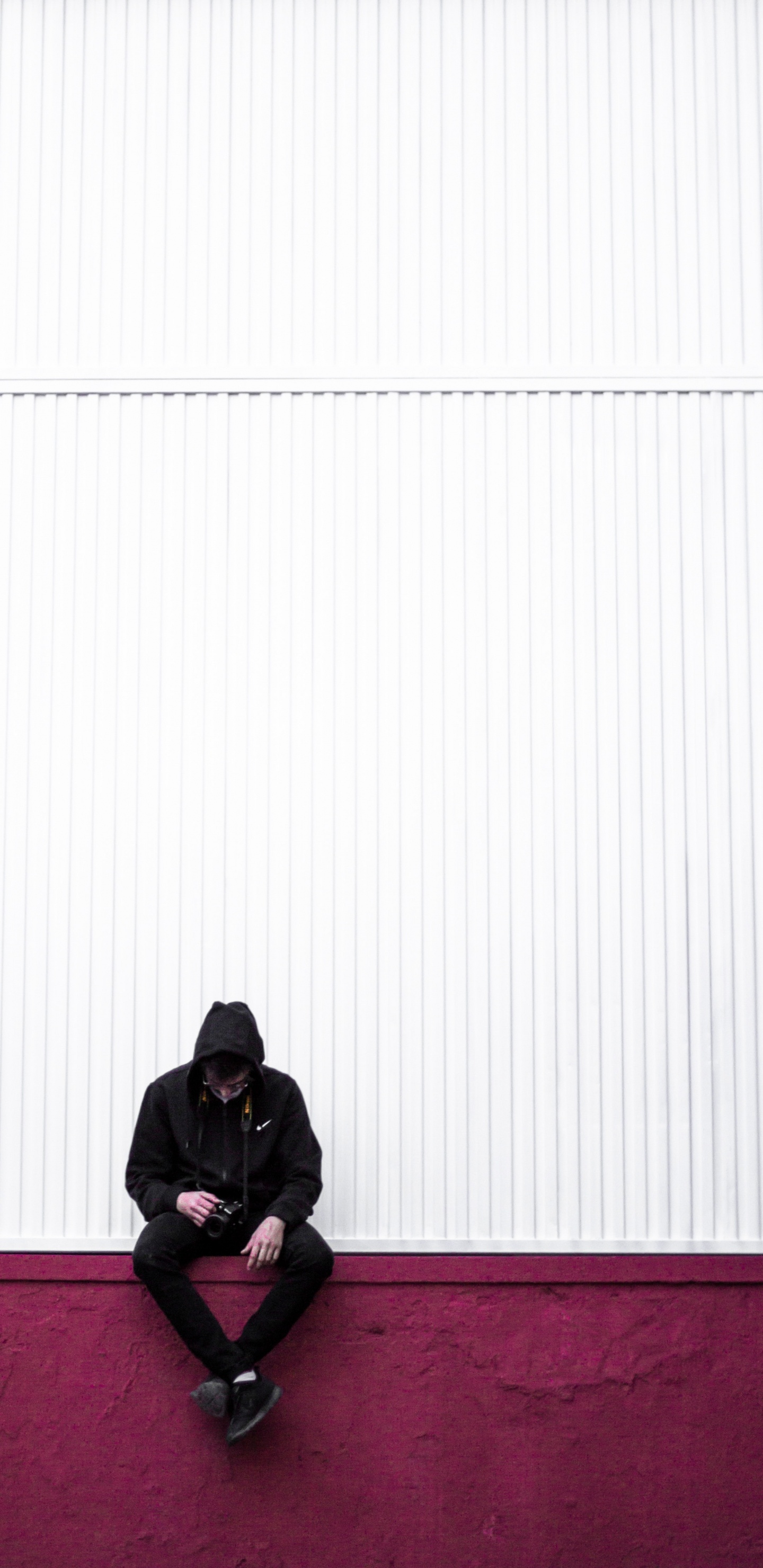 Homme en Veste Noire Assis Sur le Tapis Rouge. Wallpaper in 1440x2960 Resolution