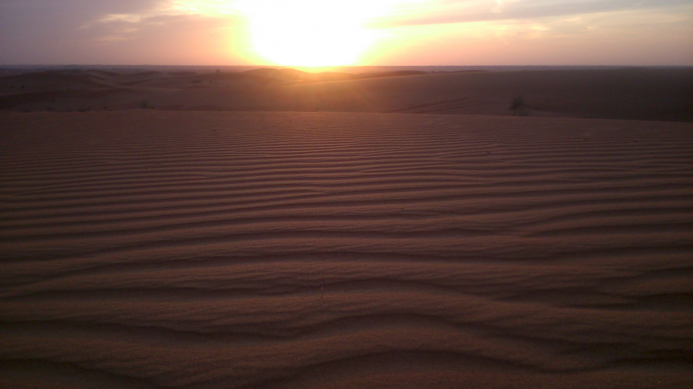 Sable Brun Sous Des Nuages Blancs Pendant la Journée. Wallpaper in 1366x768 Resolution