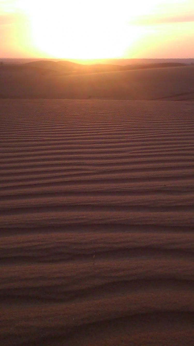 Arena Marrón Bajo Nubes Blancas Durante el Día. Wallpaper in 750x1334 Resolution