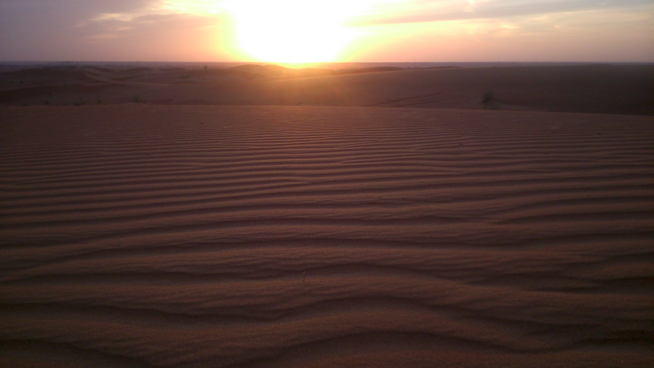 Brown Sand Under White Clouds During Daytime. Wallpaper in 1280x720 Resolution