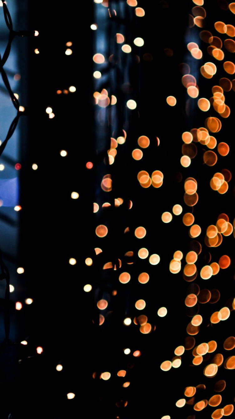 Lumières Jaunes Dans Une Pièce Sombre. Wallpaper in 750x1334 Resolution