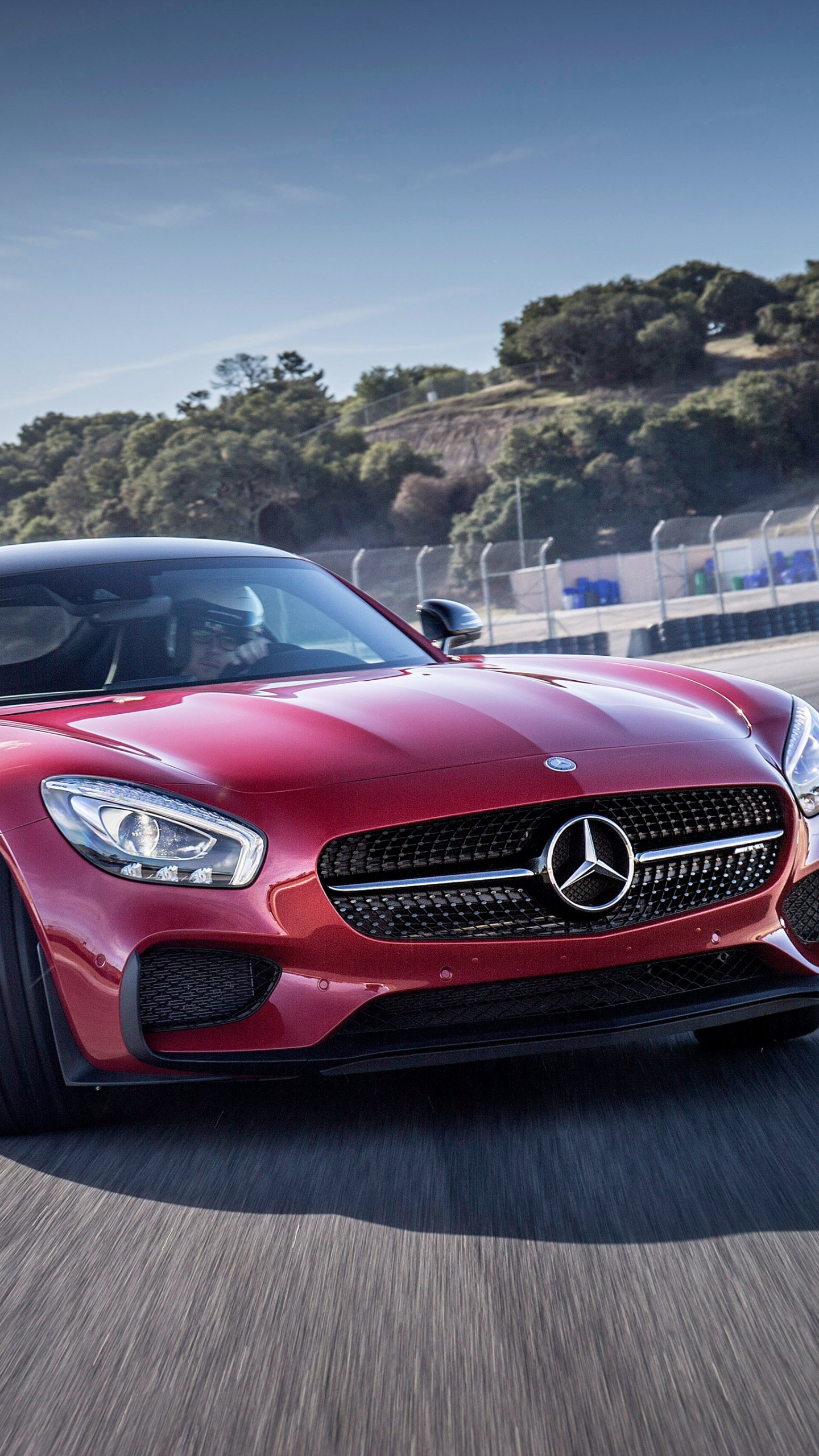 Rotes Audi Coupe Tagsüber Unterwegs. Wallpaper in 1440x2560 Resolution