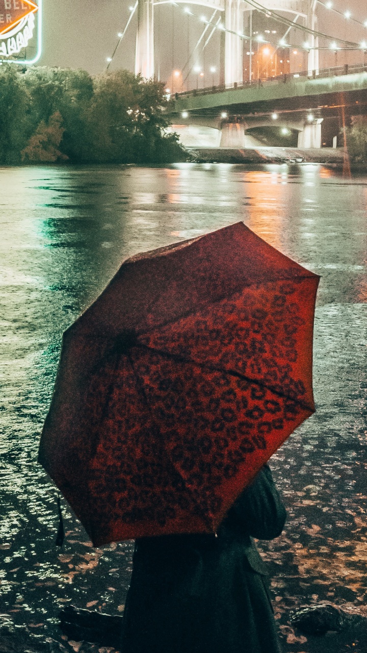 Person Mit Regenschirm, Die Tagsüber Auf Der Brücke Steht. Wallpaper in 720x1280 Resolution