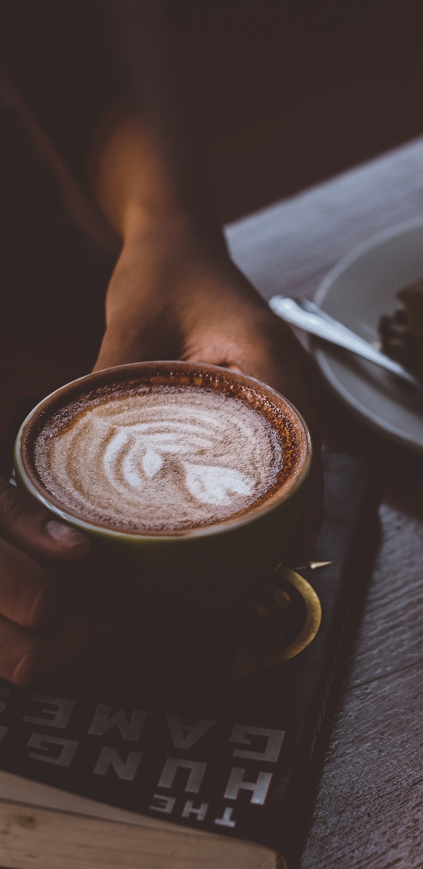 Person, Die Eine Tasse Kaffee Hält. Wallpaper in 1440x2960 Resolution