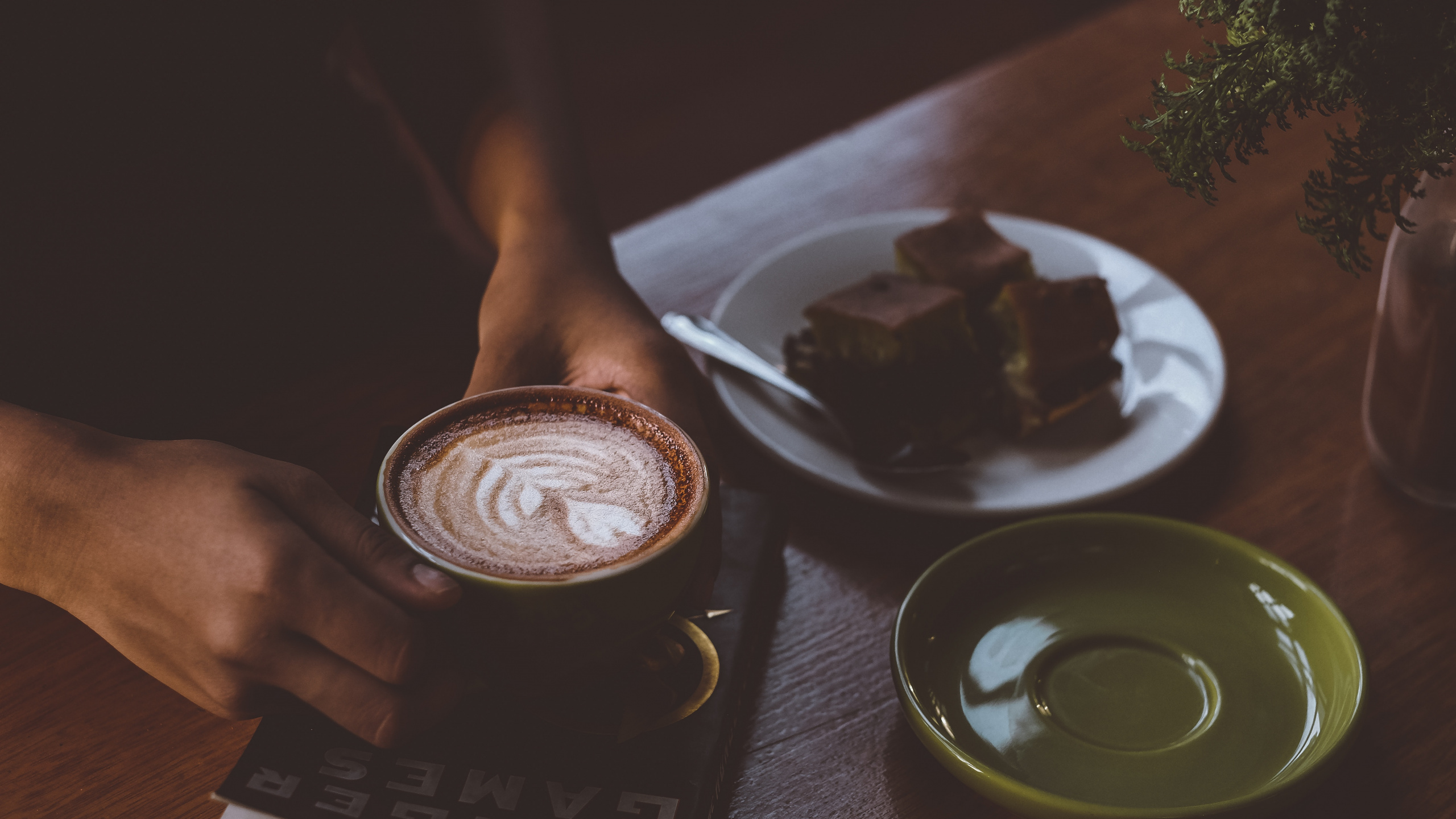 Person, Die Eine Tasse Kaffee Hält. Wallpaper in 2560x1440 Resolution