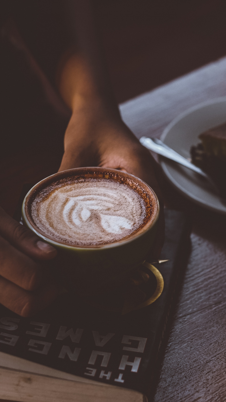 Personne Tenant Une Tasse de Café. Wallpaper in 750x1334 Resolution
