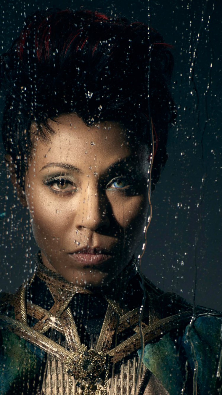 Frau im Blau-gelben Hemd. Wallpaper in 750x1334 Resolution