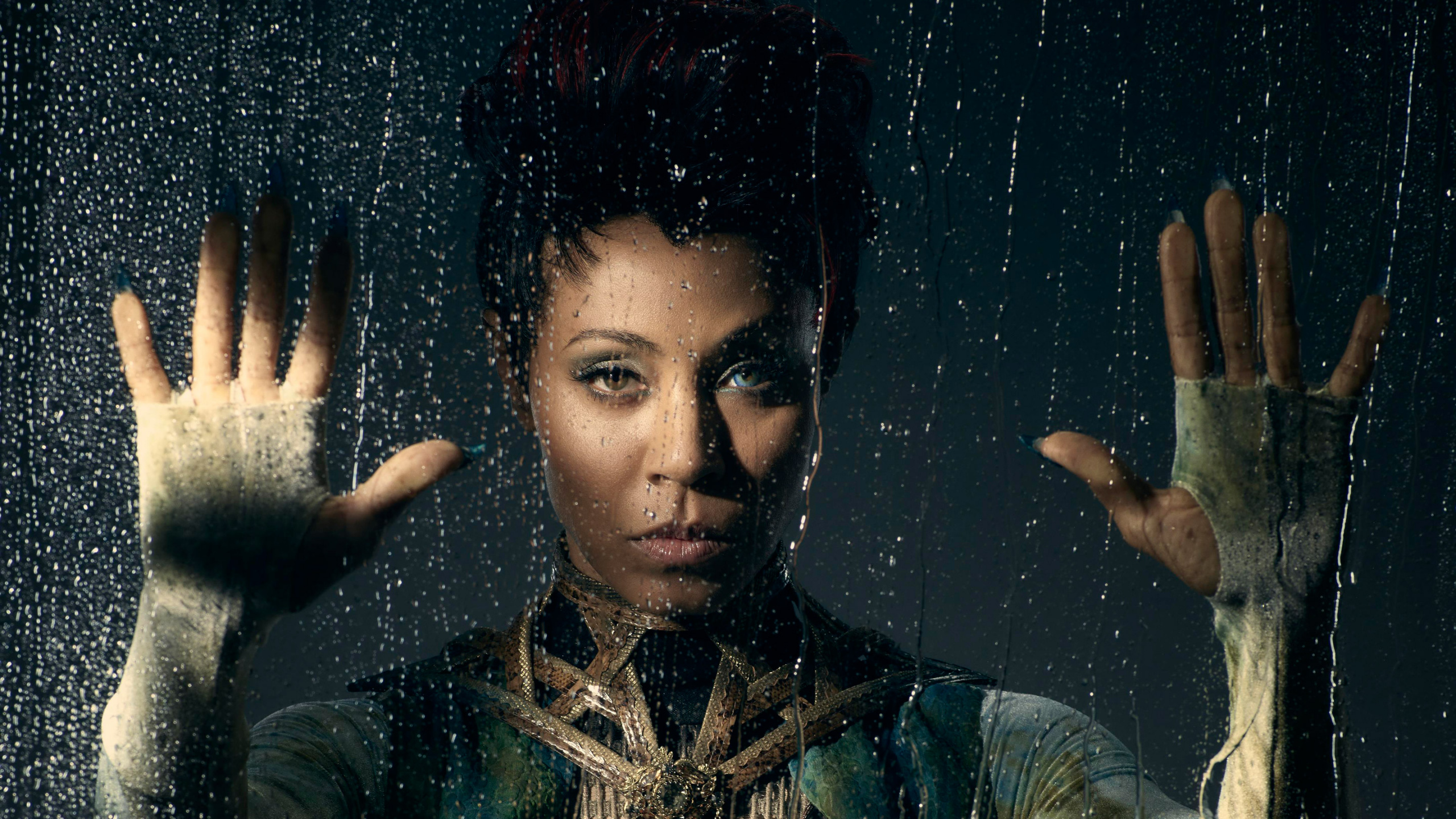 Mujer en Camisa Azul y Amarilla. Wallpaper in 2560x1440 Resolution