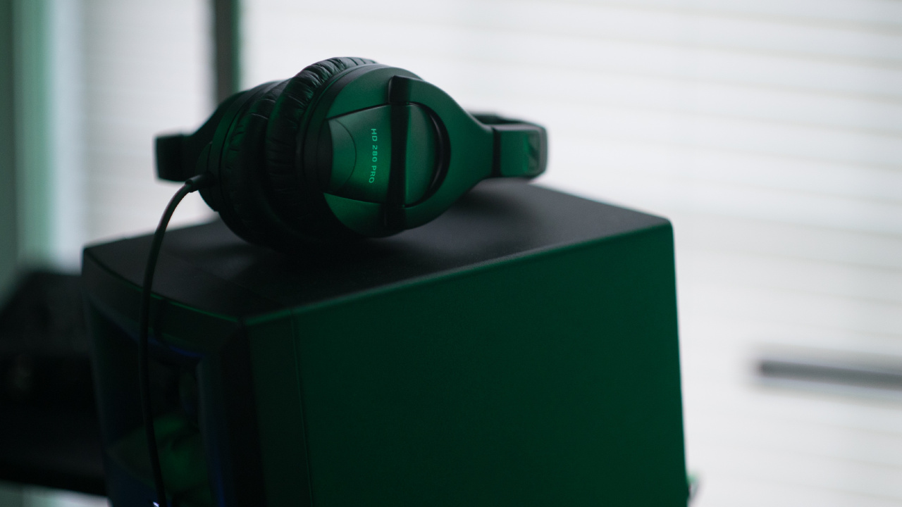 Headphones, Loudspeaker, Green, Audio Equipment, Gadget. Wallpaper in 1280x720 Resolution