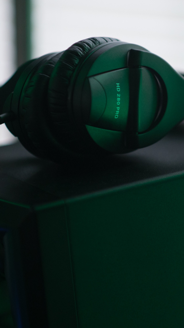 Auriculares, Verde, Equipo de Audio, Gadget, Dispositivo Electrónico. Wallpaper in 750x1334 Resolution