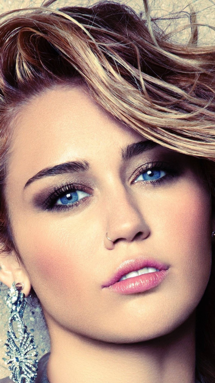 Miley Cyrus, Célébrité, Beauté, Cheveu, Face. Wallpaper in 720x1280 Resolution