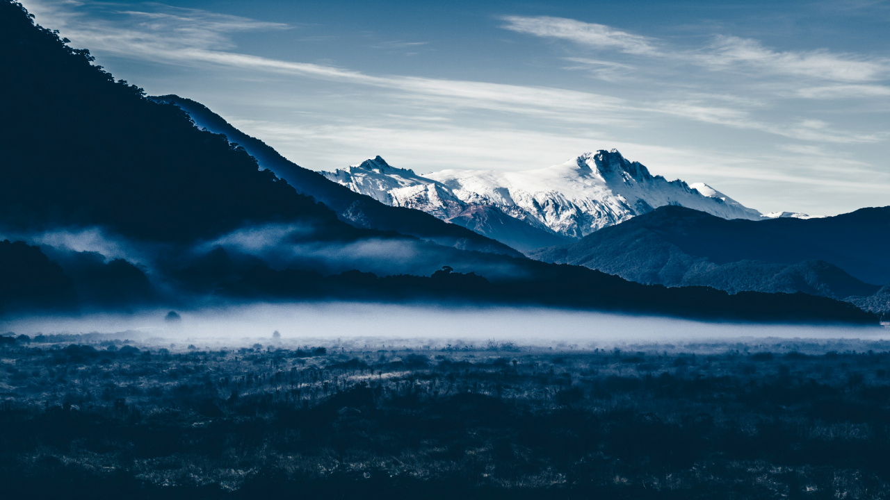 Schneebedeckte Berge Unter Bewölktem Himmel Tagsüber. Wallpaper in 1280x720 Resolution