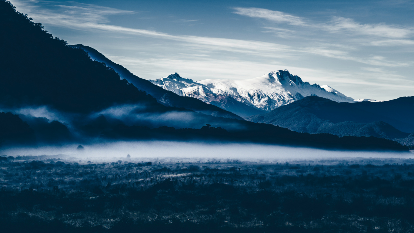 Schneebedeckte Berge Unter Bewölktem Himmel Tagsüber. Wallpaper in 1366x768 Resolution