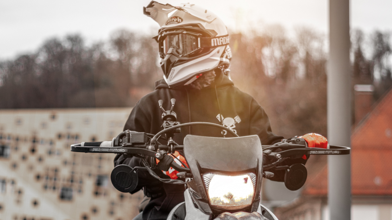 Mann in Schwarzer Lederjacke, Der Tagsüber Motorrad Fährt. Wallpaper in 1366x768 Resolution