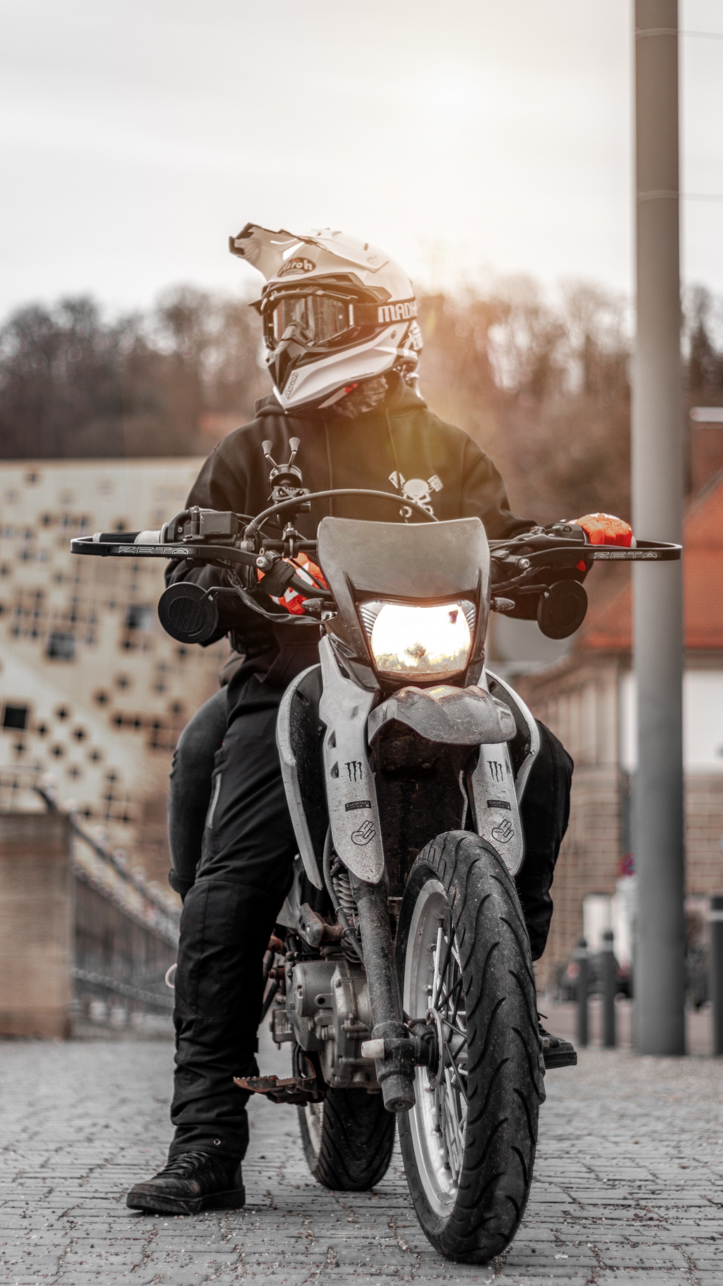 Mann in Schwarzer Lederjacke, Der Tagsüber Motorrad Fährt. Wallpaper in 1440x2560 Resolution