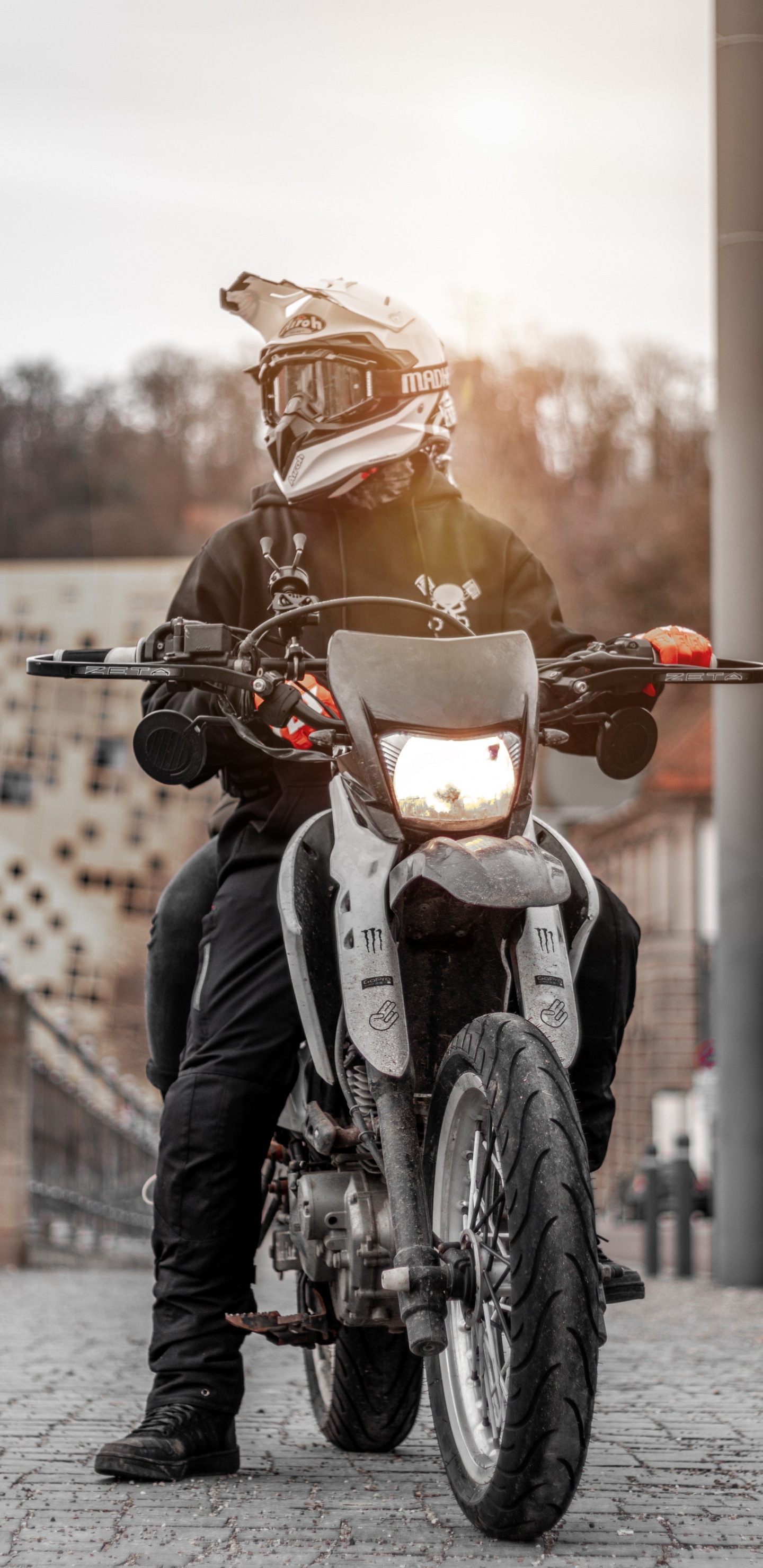 Hombre Con Chaqueta de Cuero Negro Montando Motocicleta Durante el Día. Wallpaper in 1440x2960 Resolution