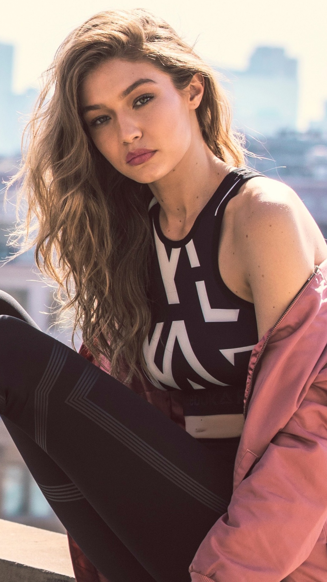 Gigi Hadid, Modelo, Cabello, Zapato, Hombro. Wallpaper in 1080x1920 Resolution