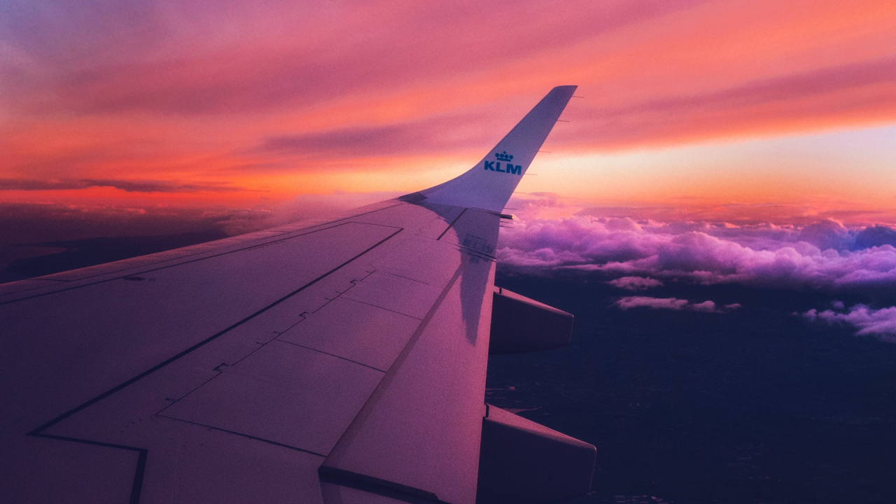 Weißer Und Grauer Flugzeugflügel. Wallpaper in 1280x720 Resolution