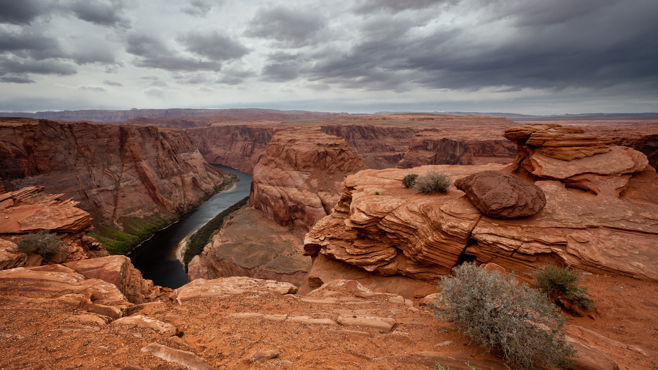 Brown Rock Formation Under Gray Clouds During Daytime. Wallpaper in 2560x1440 Resolution