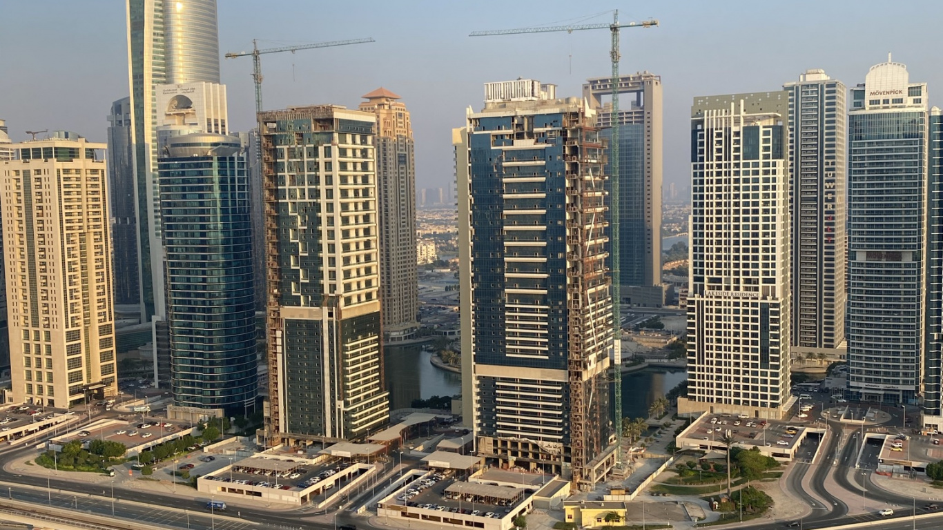 Dubai, Tower Block, Road, Tageszeit, Stadtgebiet. Wallpaper in 1366x768 Resolution