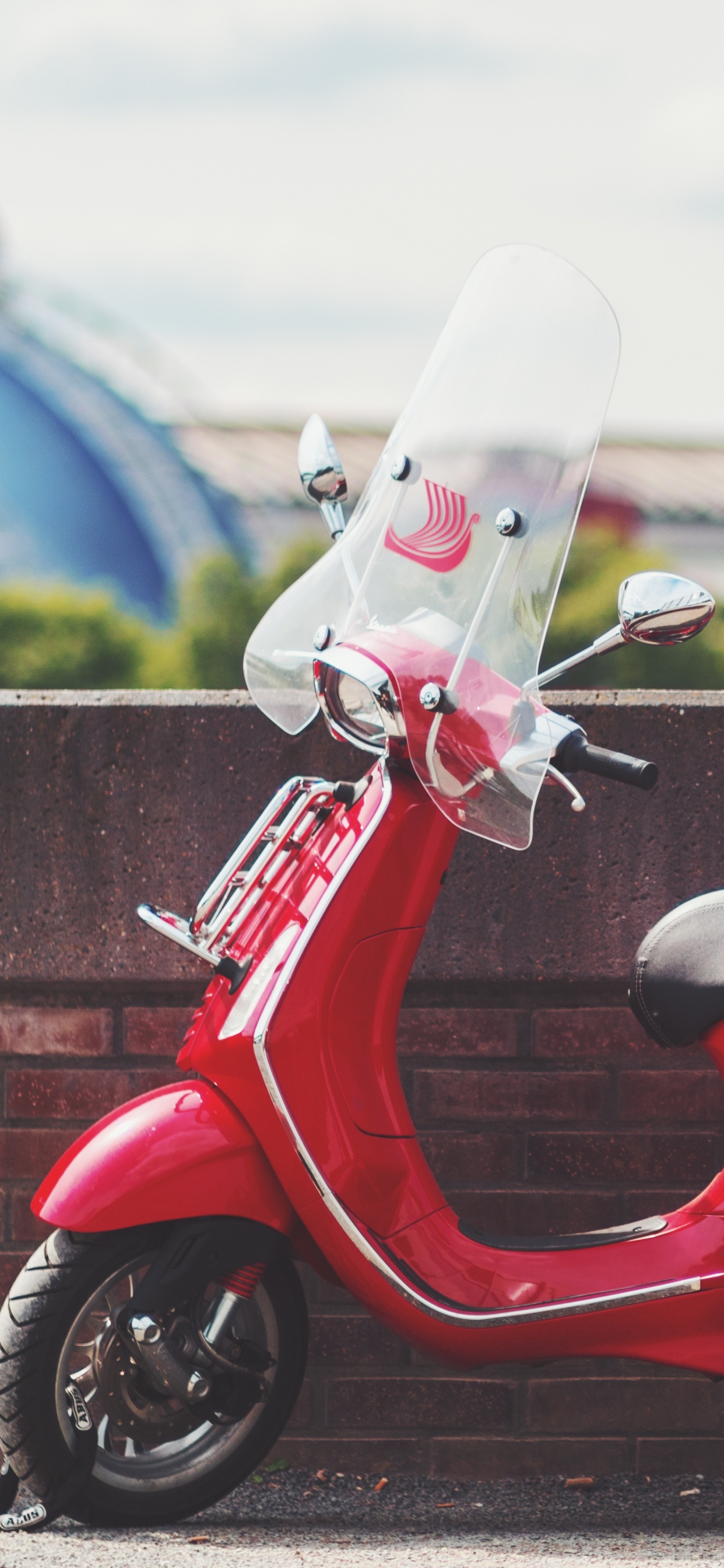 Scooter Rouge et Blanc Garé Sur la Chaussée en Béton Gris Pendant la Journée. Wallpaper in 1242x2688 Resolution