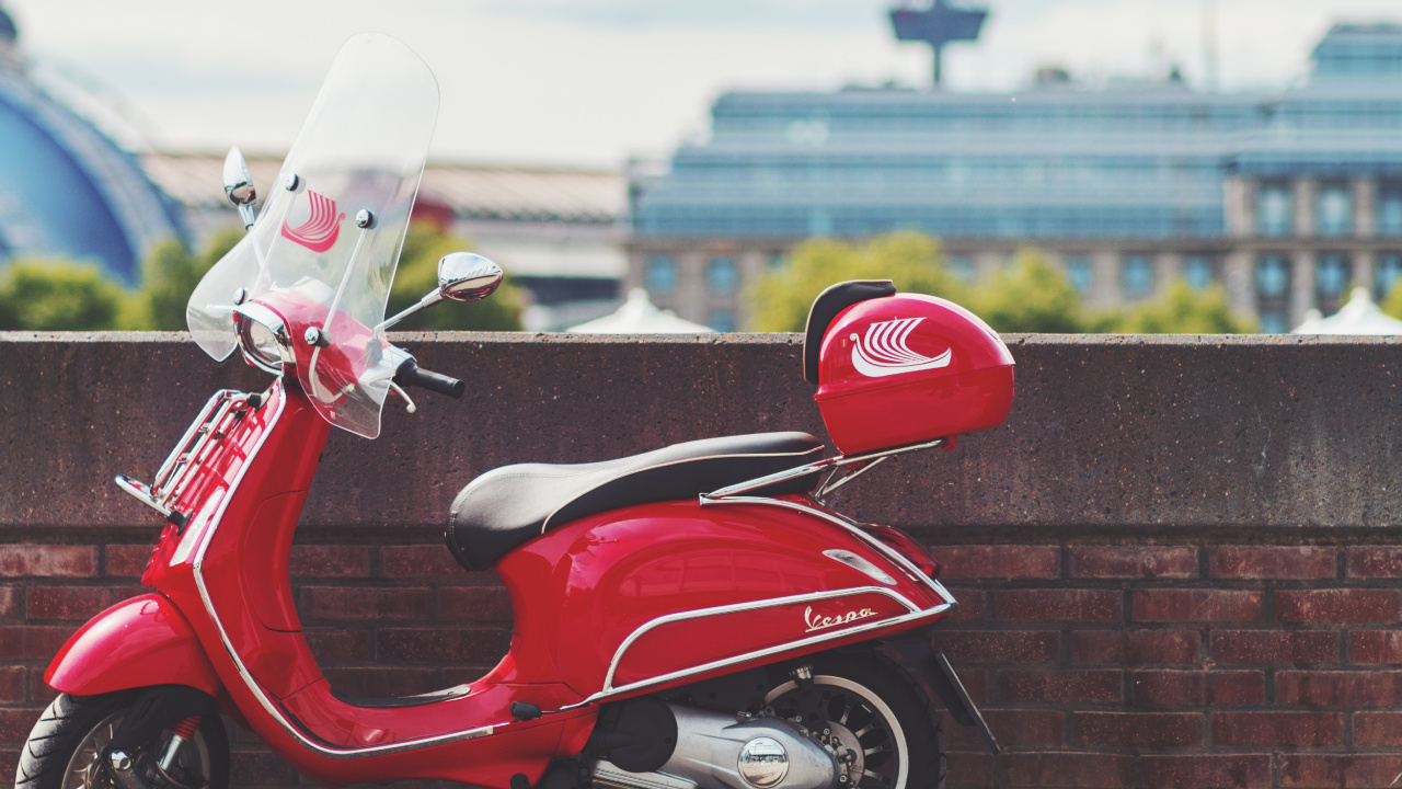 Scooter Rouge et Blanc Garé Sur la Chaussée en Béton Gris Pendant la Journée. Wallpaper in 1280x720 Resolution