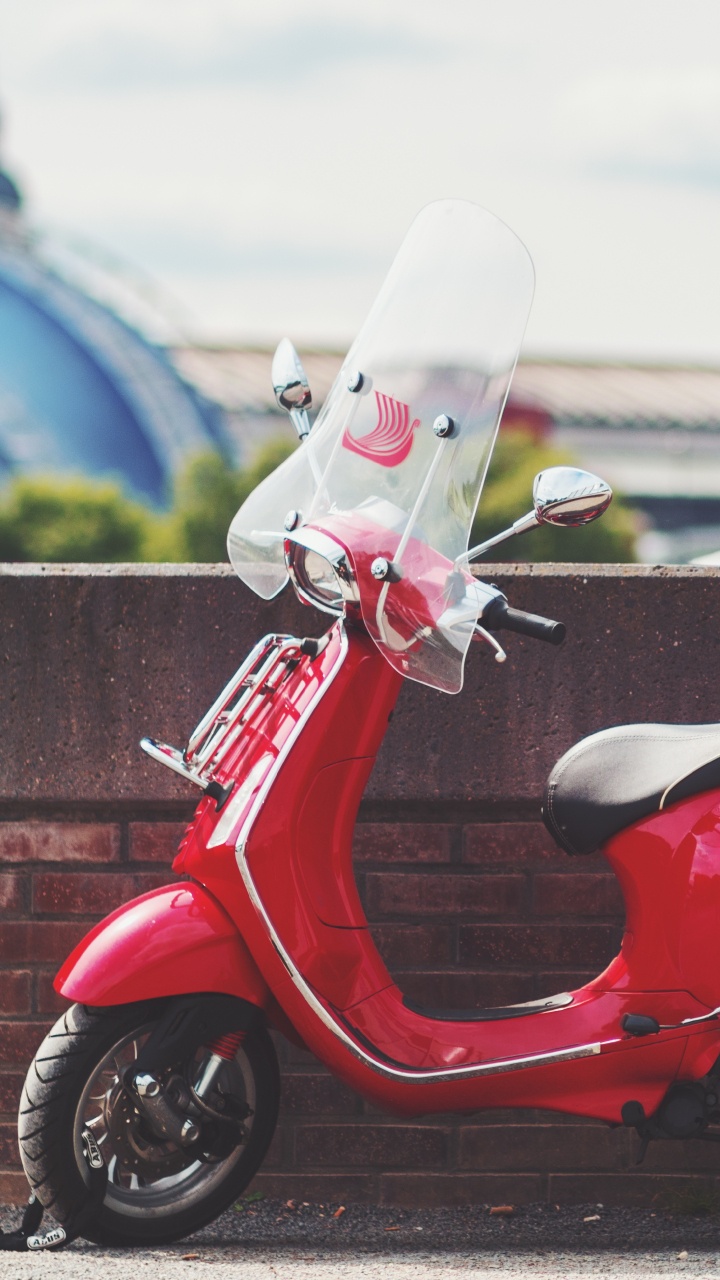 Scooter Rouge et Blanc Garé Sur la Chaussée en Béton Gris Pendant la Journée. Wallpaper in 720x1280 Resolution