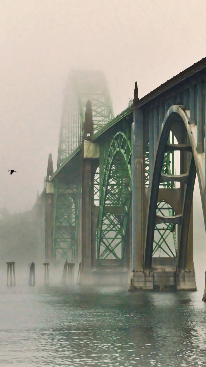 Graue Betonbrücke Über Wasser. Wallpaper in 720x1280 Resolution