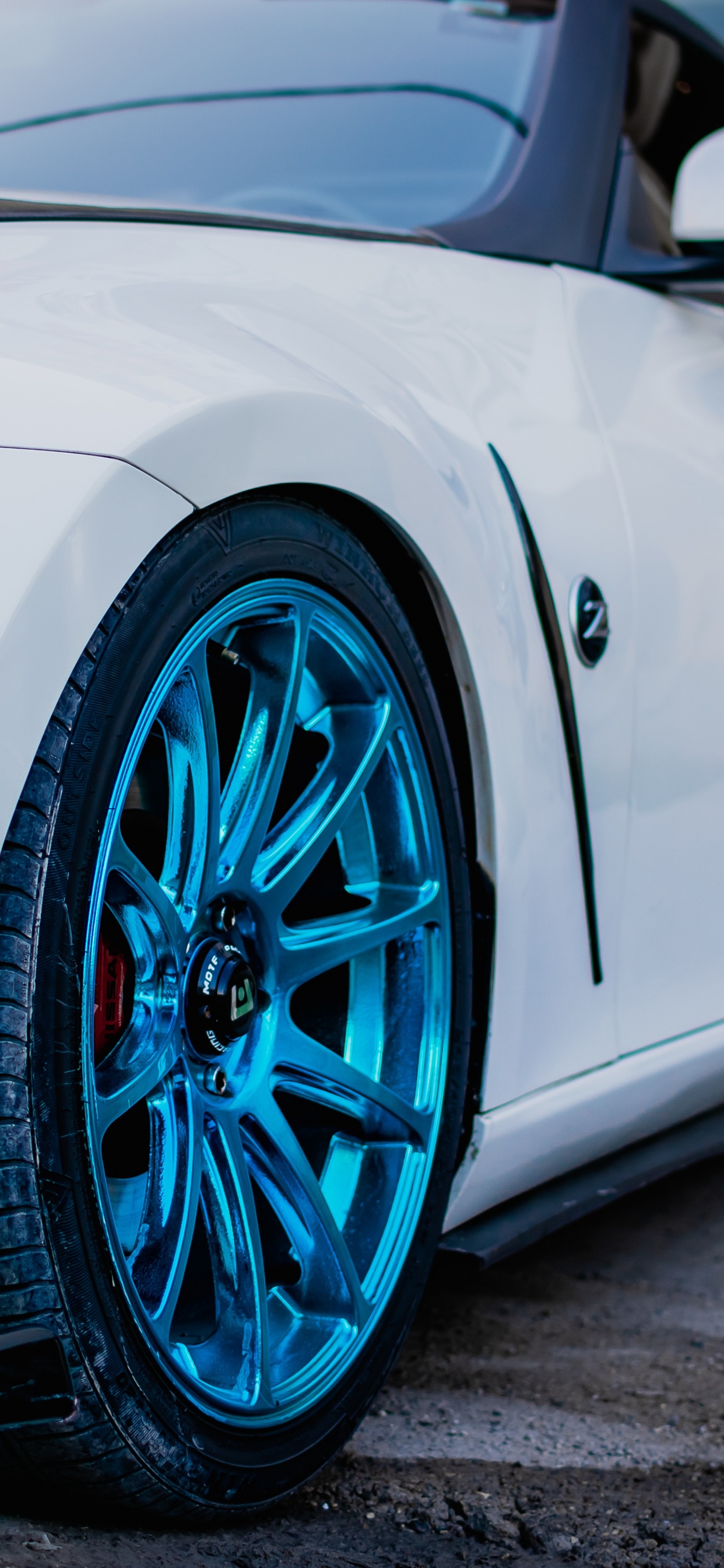 Porsche 911 Blanco en la Carretera. Wallpaper in 1242x2688 Resolution