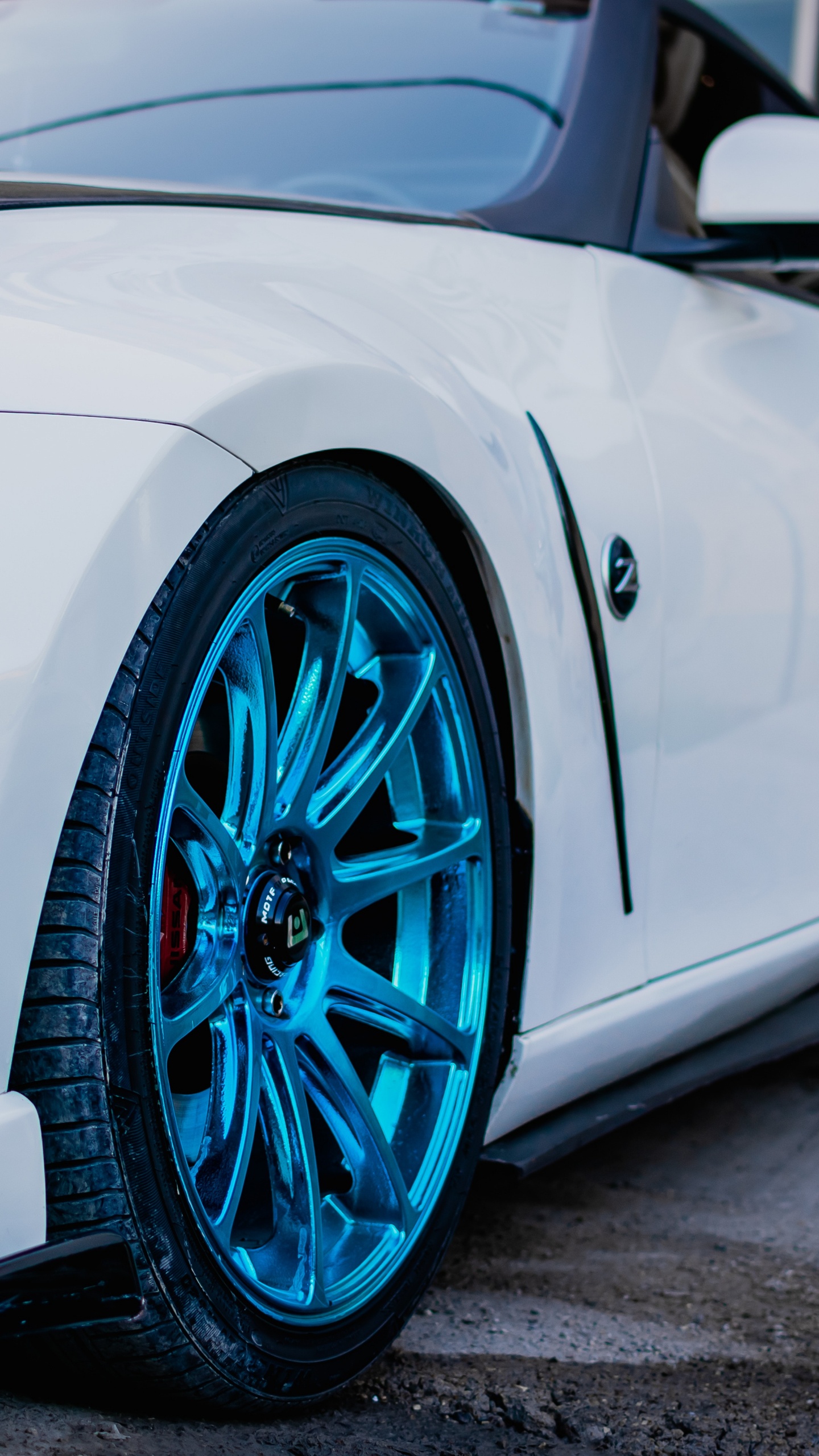 Porsche 911 Blanco en la Carretera. Wallpaper in 1440x2560 Resolution