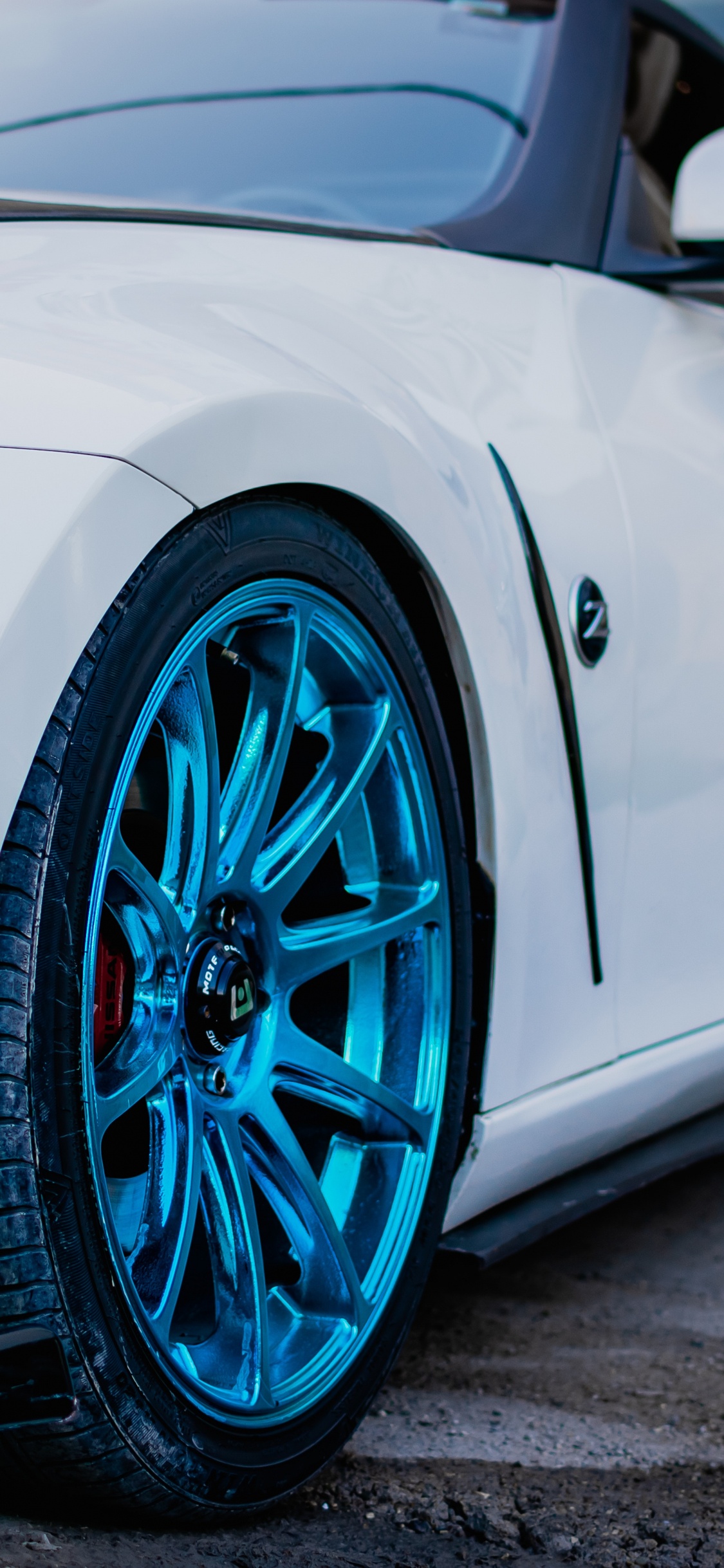 Weißer Porsche 911 Unterwegs. Wallpaper in 1125x2436 Resolution